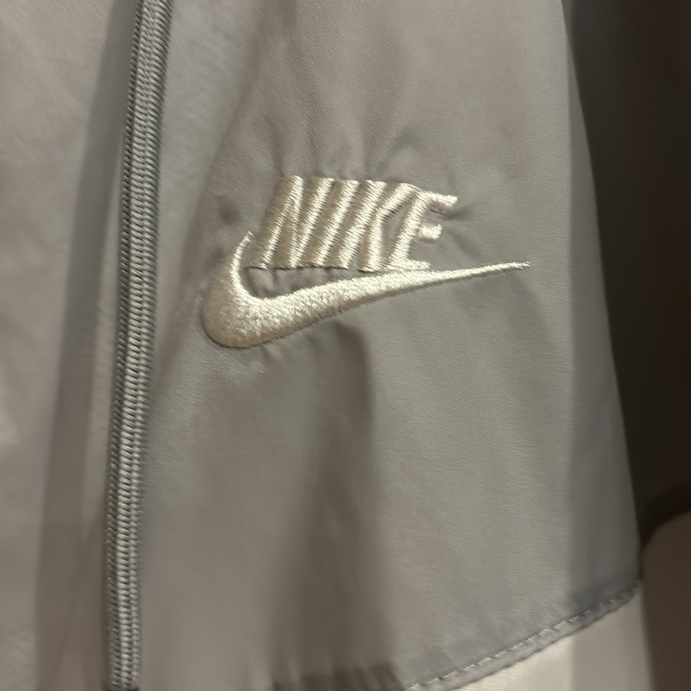 Men’s Nike hooded wind breaker athletic  jacket gray and white medium - Picture 2 of 5